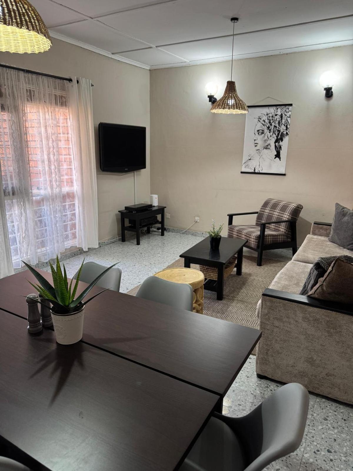 Ibex Hill Apartment- Power Backup ルサカ エクステリア 写真